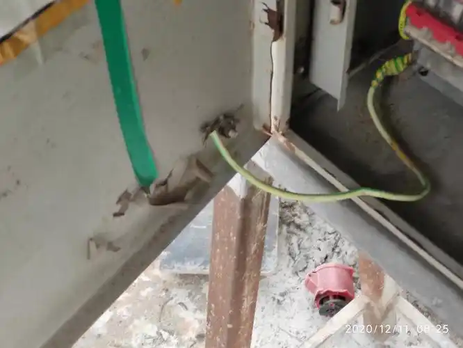 安装五队配电箱跨接线断