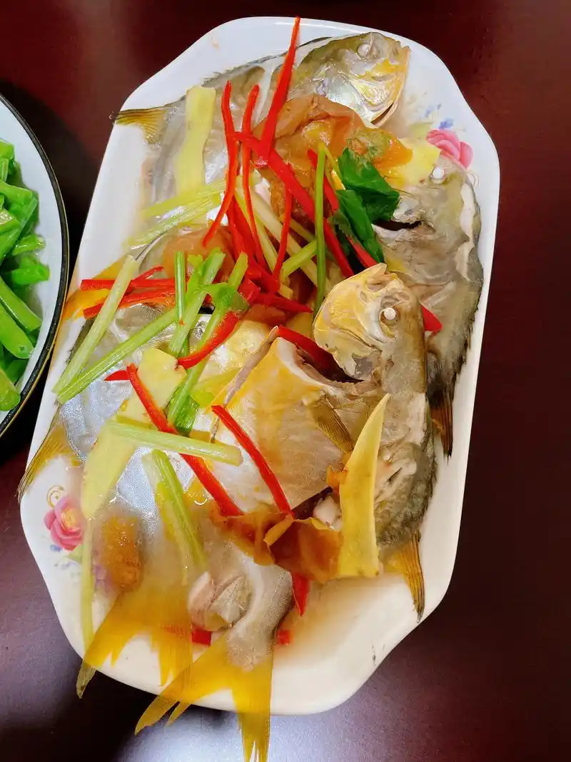 咸梅蒸小鲳鱼 清炒吊豆 咸菜猪肚汤 裙带菜鸡蛋汤 家常做法简单美味