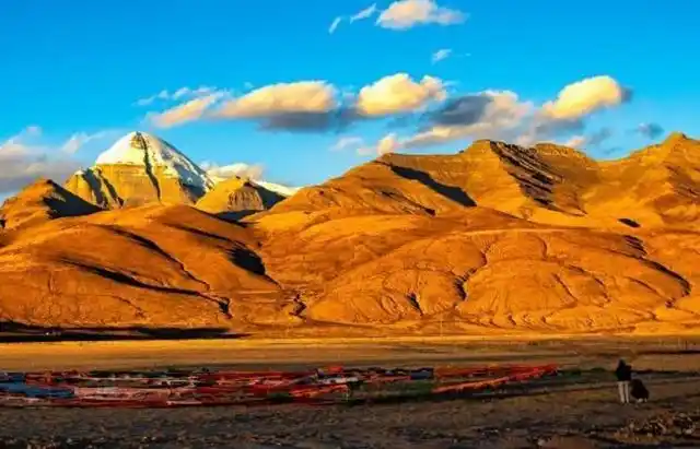 这两个巍峨巍峨的高山,号称"神山",令人望而却步