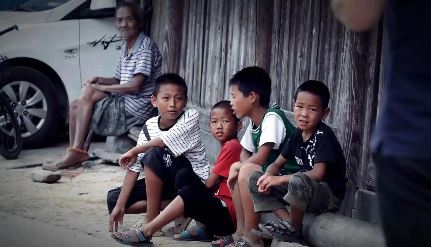 隐入尘烟 #留守儿童 #湘西 #乡村守护人 #人文摄影 《 - 抖音