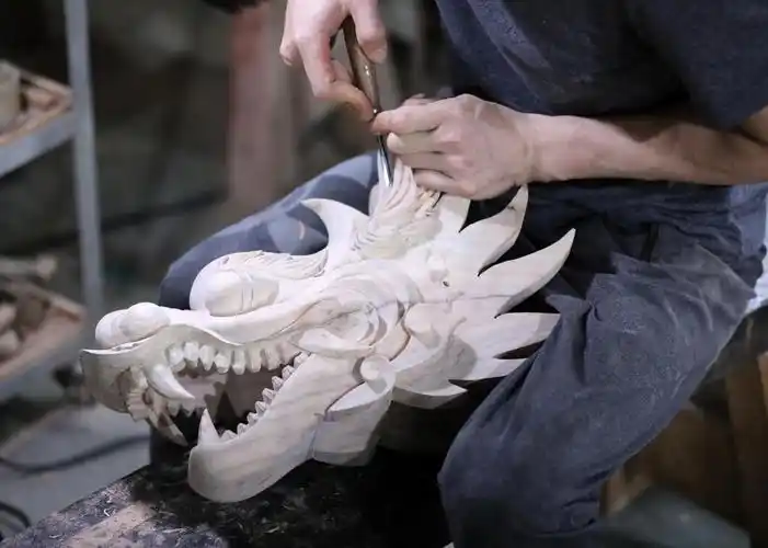 张伟潮在工作室雕刻龙头.新华社记者黄国保 摄