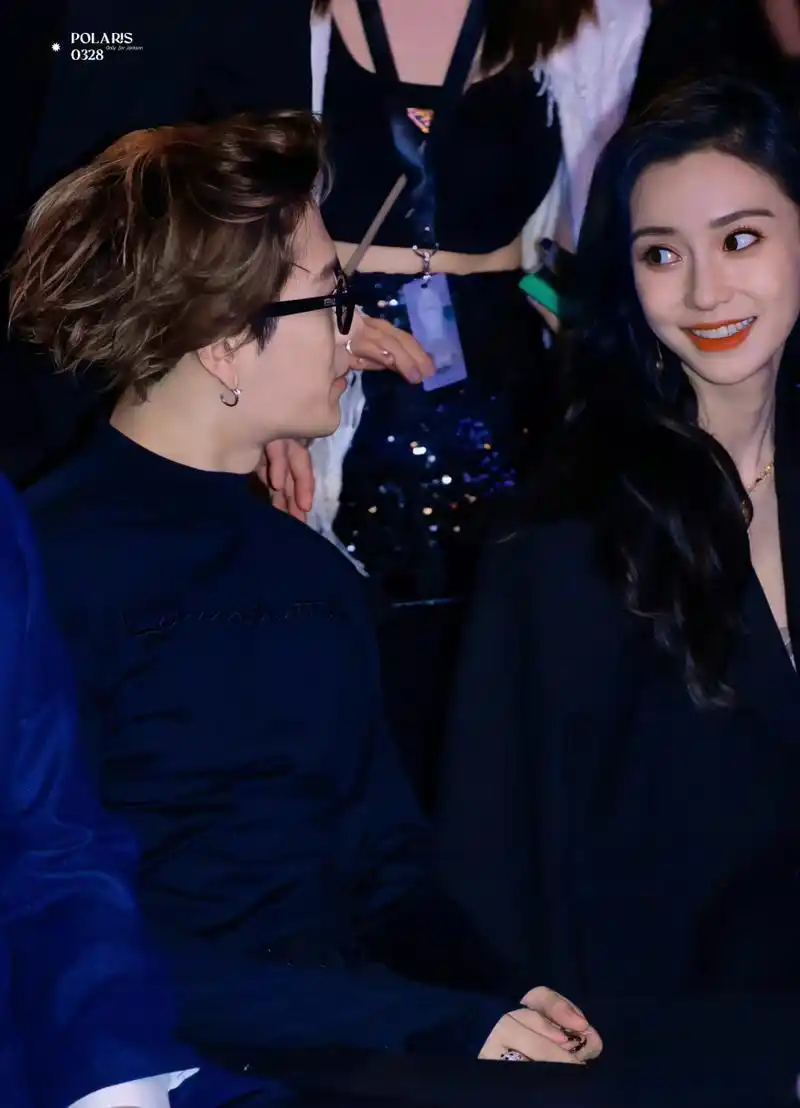 王嘉尔帮angelababy扶外套# 他俩在一起好有魅力,这也太养眼了吧!