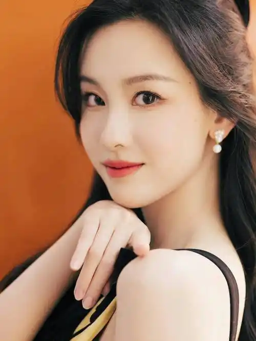 陈都灵时尚写真:姣美水灵,楚楚动人