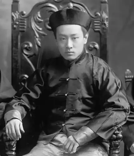 图为清末庆亲王奕劻儿子爱新觉罗·载扶,生于1887年,光绪三十二年,封