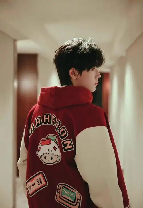 宋亚轩身着红色棒球服,运动风男孩活力满满,新的一年红红火火__财经