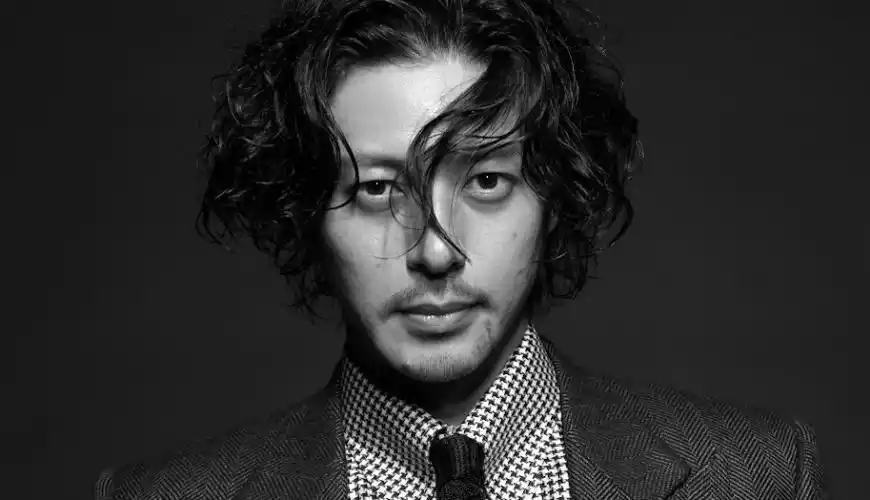 不追随主流就是帅!「小田切让」戏路不设限,从虫师演到警犬