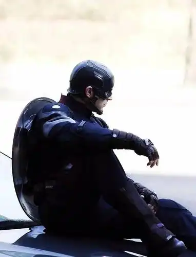 年,chris evans 终于等来了事业的转折点《美国队长》,而此时他的块头