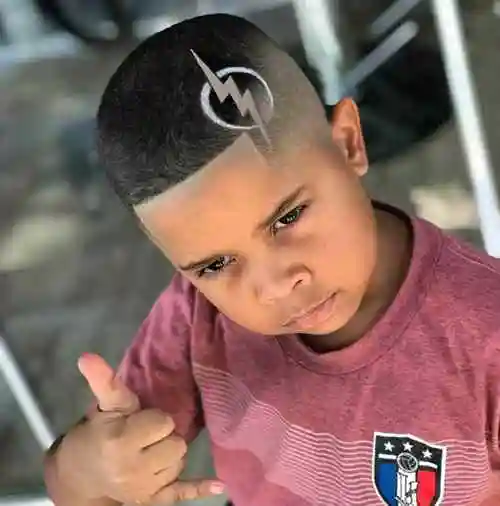 2021小男孩发型这样剪,时尚有型很精神,真帅气_雕刻