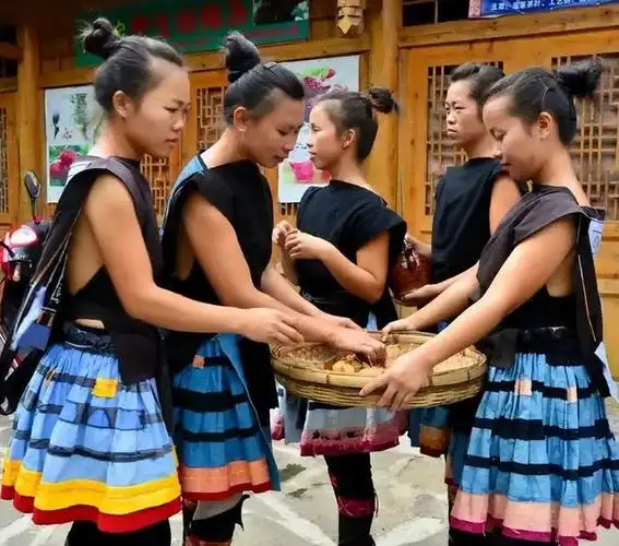 开放的白裤瑶族当地女性穿着开放这种特色服饰已有千年历史