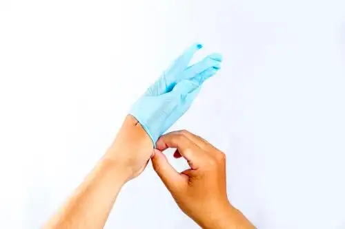 双手佩戴一次性医用乳胶手套