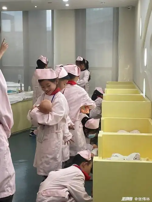 二年级的小潮娃们来到杭州嘟嘟城进行职业体验.