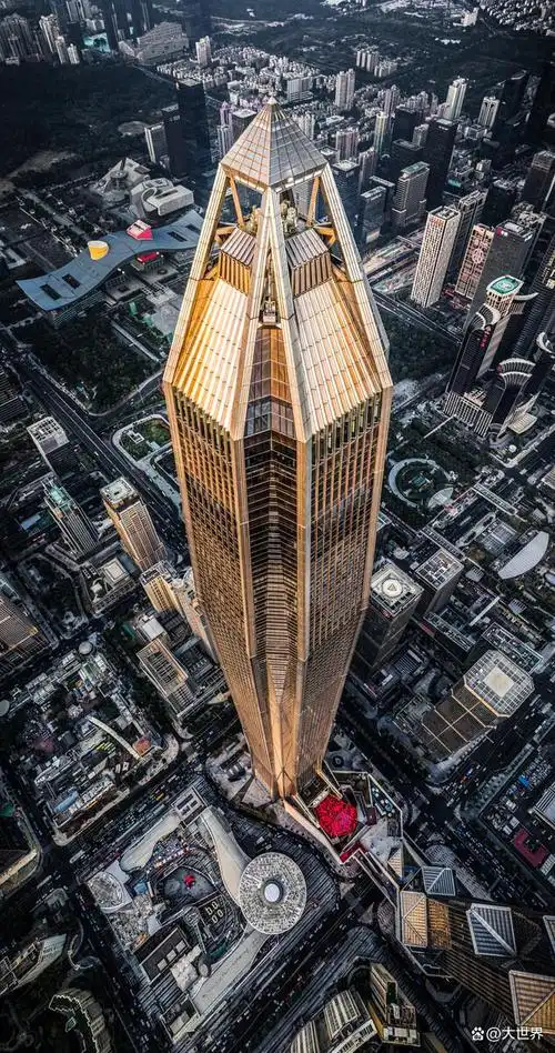 深圳平安金融中心位于深圳市福田商业中心区地段,福华路与益田路交汇