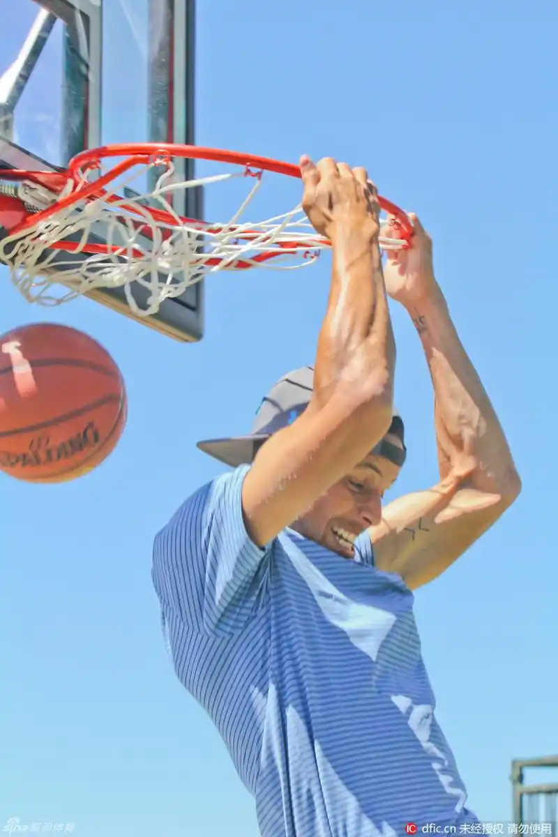 库里高尔夫名人赛秀扣篮_高清图集_新浪网