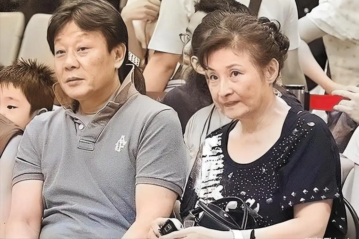 1996年,寇世勋把许黎丹带回家,对妻子崔瑶琪说:"你住三楼,她住二楼.