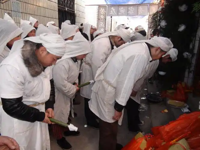 农村丧葬习俗:入敛仪式,就是指为死者穿衣服