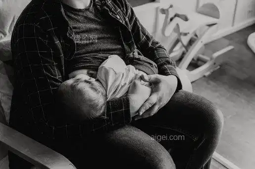 母亲哺乳照片的黑白图像(black and white image of mother nursing