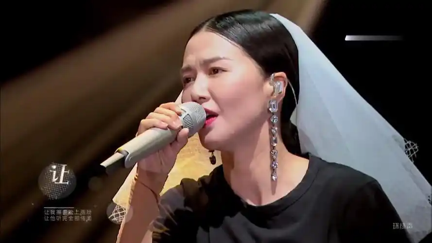 【#谭维维#】 一曲《晚婚》娓娓道来人生的故事,这是一首很纯粹的作品