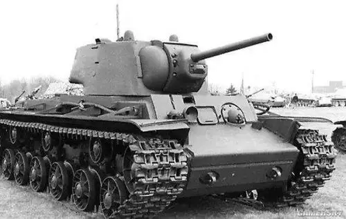 然而,在拉塞尼艾战役中,德国一个师却被一辆kv-1型坦克挡住了24小时