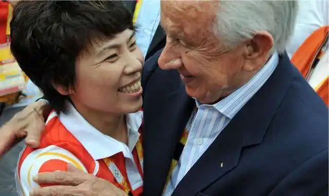 邓亚萍张怡宁两奥运冠军退役后,一个当博士自己挣钱一个嫁大丈夫