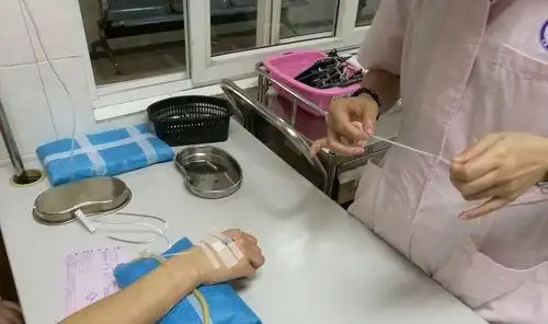 美女小护士门诊输液打针流程是怎样的