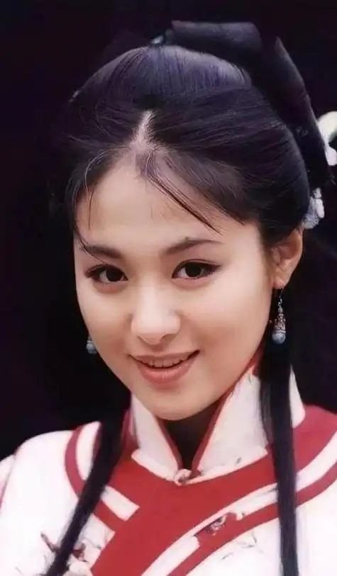 沈傲君最初以古装剧《大唐情史》中的刁蛮公主高阳一角而被观众所熟知