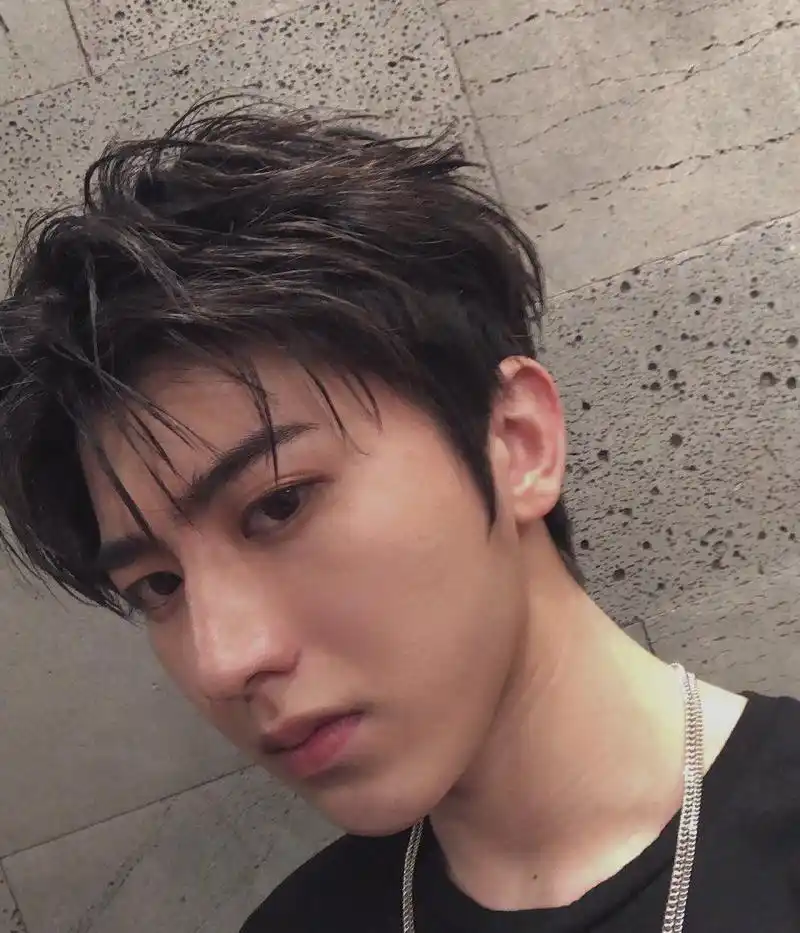 原创蔡徐坤网晒素颜自拍被粉丝吐槽没洗头删除胡茬自拍照