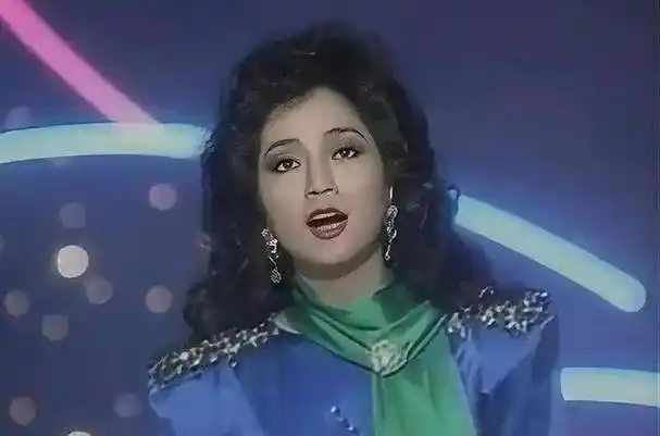 周润发,刘德华公开下跪,唯一让春晚破例的她,太让人感动……_徐小凤