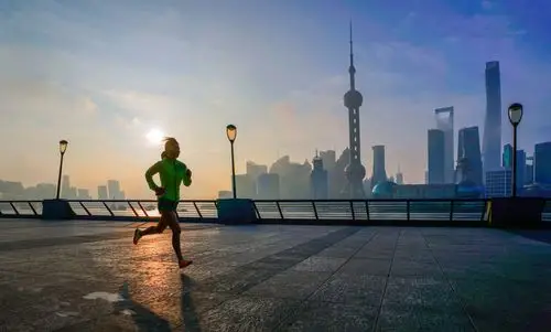 青春貌美的阳光女在旭日初启的晨曦里奔跑,散发出一股朝气勃勃,健康