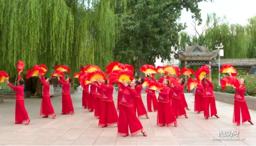 火红扇子舞 跳出幸福来