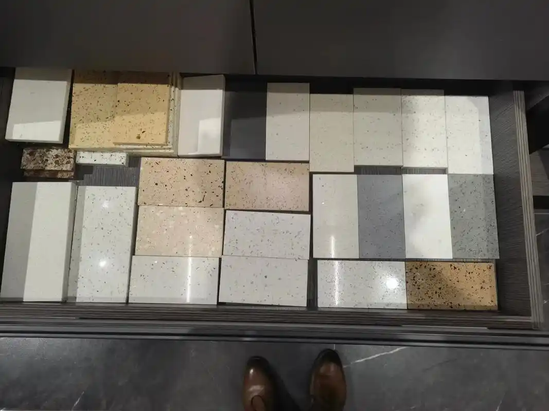 石英石台面厨柜.在厨柜台面应用中,虽然目前流行岩板台面,虽然 - 抖音