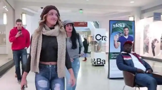 美女上街竟然什么也没穿网友她们竟然没穿衣服