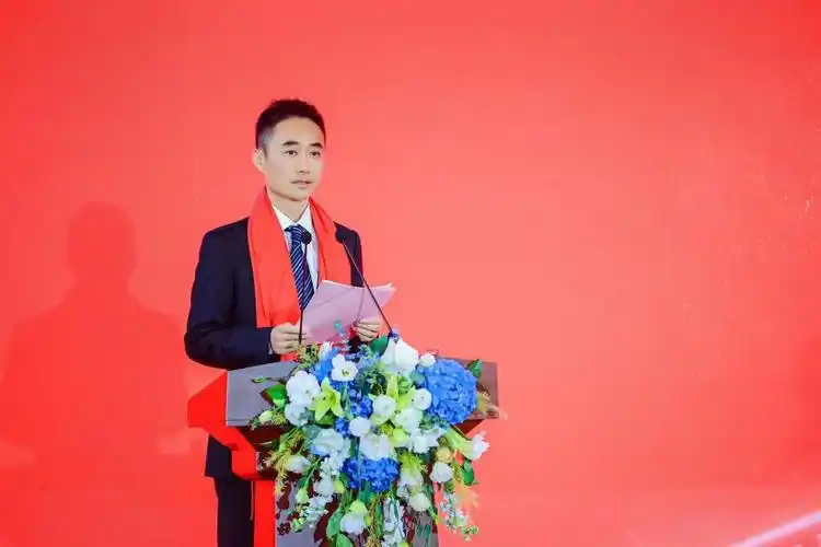 卫龙美味全球控股有限公司董事长刘卫平表示:"今天的敲锣仪式是卫龙