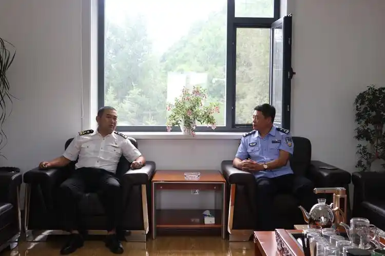 图们市海关副关长侯林一行到开山屯出入境边防检查站慰问