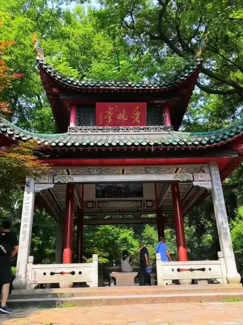 原名红叶亭!坐落于长沙岳麓山清风峡!中国四大名亭之一 - 抖音
