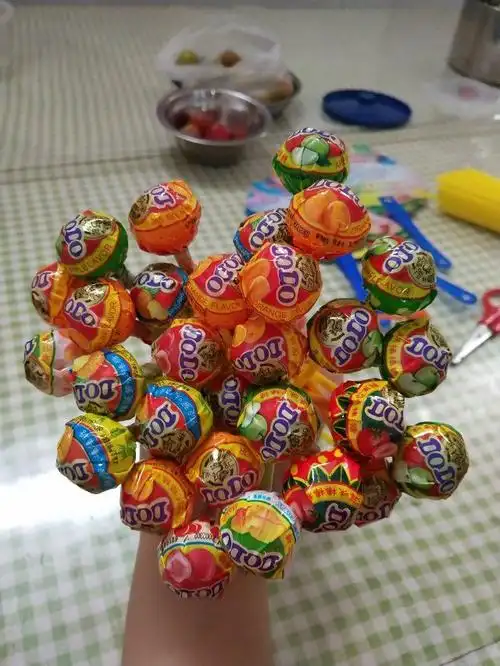 嗳?为什么班里突然出现了一堆好吃的棒棒糖?