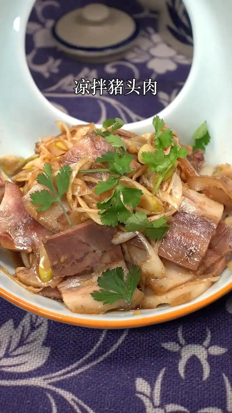 凉拌猪头肉,葱丝蒜泥香菜,调料不要复杂,一定要有油泼的十三香 - 抖音