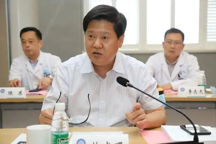 省医院协会会长黄祖瑚▲ 南京医科大学校长胡志斌▲ 我院王学浩院士