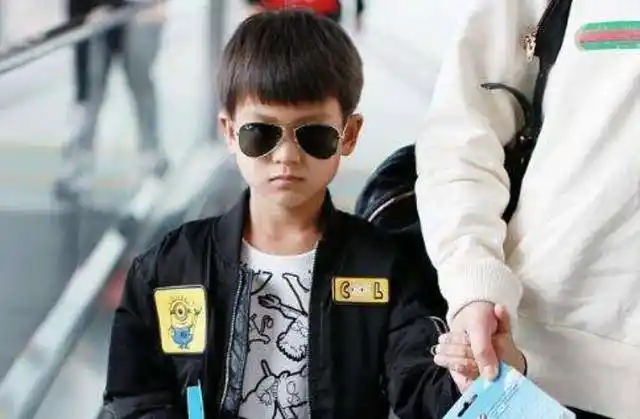 外婆带外孙逛街,八岁小豆芽个子小巧,长相与王子文如同复制粘贴_儿子