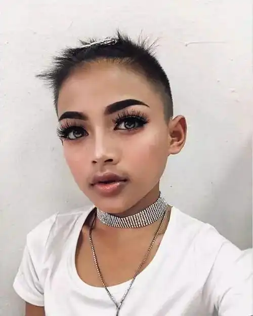 小学男生化妆成女生,成了网红还给家里买房!_泰国