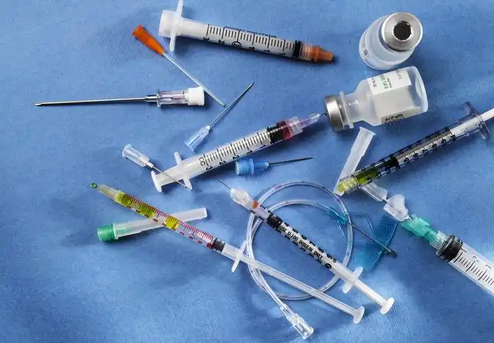 曾某伙同陈某甲向陈某承包了其公司的医疗废物塑料粉碎业务,未按相关