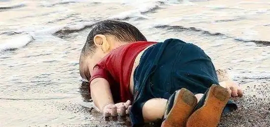 记得当人们发现这个男孩的遗体的时候,他面部朝下,趴在这沙滩上,再也