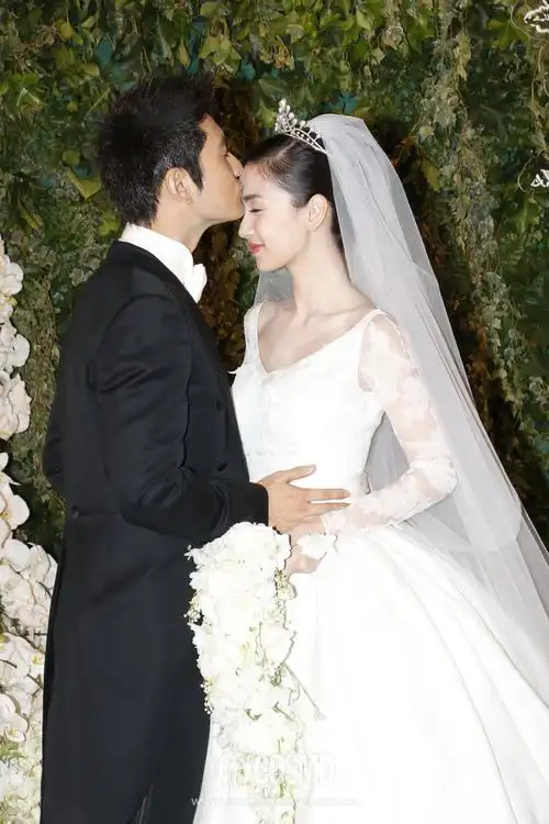 蕾丝的图案是玫瑰,也是婚礼上主要的鲜花,价值近百万元.