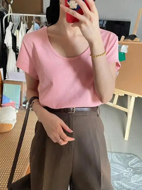 不挑肤色的粉色,白皮穿会很好看~黄皮可参考我的效果面料:100棉手感爽