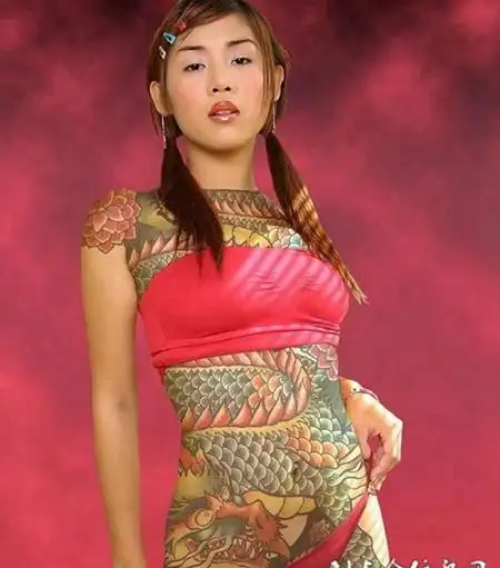 大胆美女全身龙纹身图案