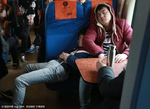 他们要经过四十多个小时的翻山越岭,在火车上住上两晚.