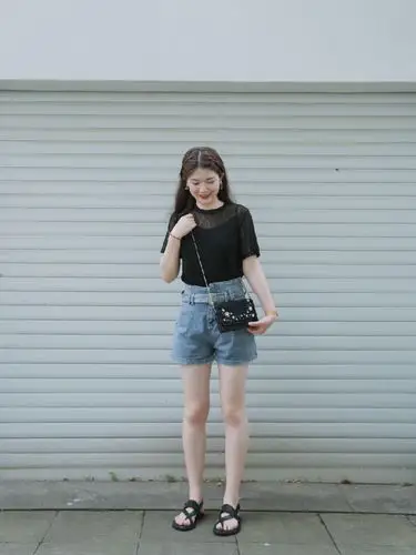 而且这个色系对于微胖女生也很友好,视觉上比较显瘦~ 今天搭配的这