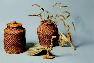 小手编出麦秆织物.