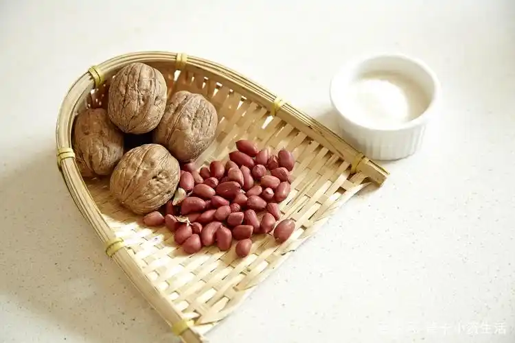 花生核桃糊,俗话说吃哪补哪,多吃点核桃是不错的,用核桃加上花生来做