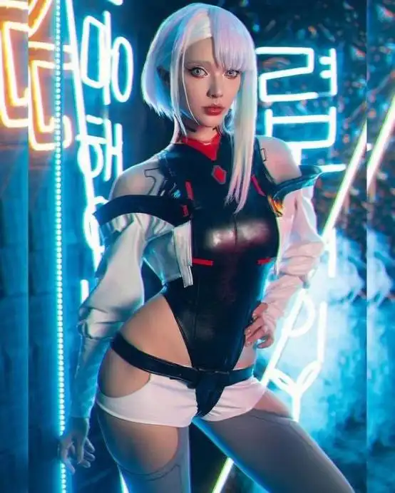 俄罗斯小姐姐cos边缘行者露西胶衣美体神还原