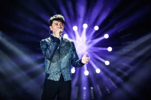 组图:《歌手4》张信哲补位 黄致列大秀舞技